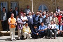 Un groupe de prêtres du Prado, association de prêtres diocésains fondée par le bienheureux Antoine Chevrier en 1860