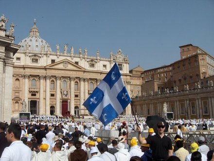 Le groupe de prêtres du Québec parmi les 15 000 prêtres sur la place Saint-Pierre de Rome 11 juin 2010 - Photo de Francis Denis