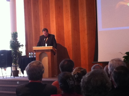 Mgr Gérald C. Lacroix s'adressant aux personnes réunies pour le lancement diocésain 2011  (Photo H. Giguère)