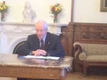 Le supérieur général s'adressant aux prêtres Le supérieur général s'adressant aux prêtres