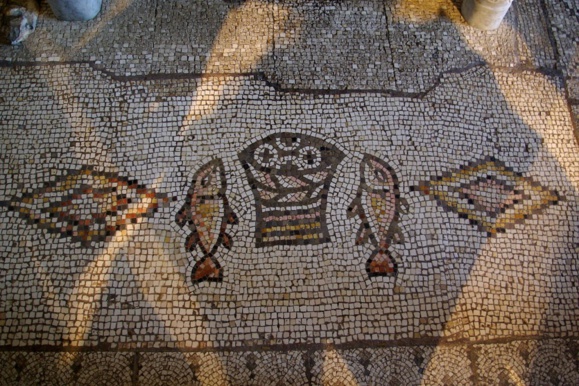 Tabgha en Galilée : Mosaïque de l'église de la multiplication des pains. Le cinquième pain est...sur l'autel, bien entendu.