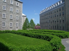 Vue du Pavillon Jérôme-Demers et du Pavillon Jean-Olivier Briand Vue du Pavillon Jérôme-Demers et du Pavillon Jean-Olivier Briand