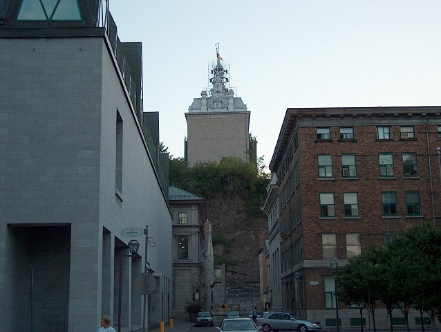 Pavillon Camille-Roy vu du port