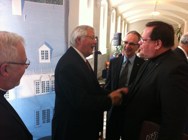 Banquet du 350e 14 avril 2013 Cardinal Lacroix et l'abbé Louis Bouchard, président du comité organisateur des Fêtes du 350e du SME Banquet du 350e 14 avril 2013 Cardinal Lacroix et l'abbé Louis Bouchard, président du comité organisateur des Fêtes du 350e du SME