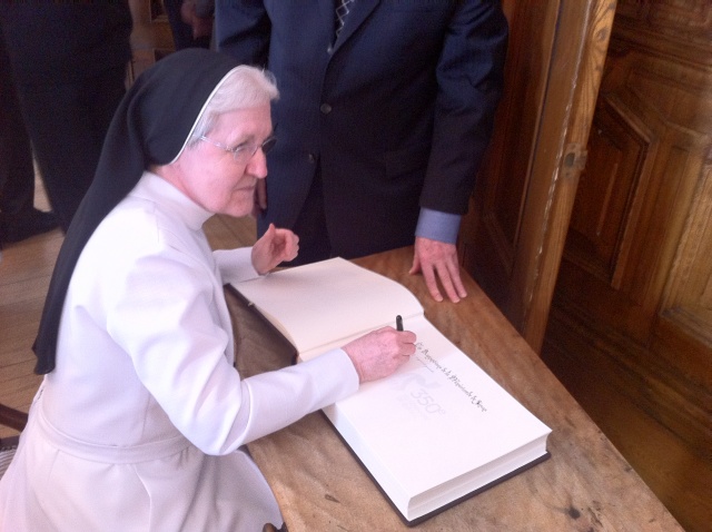 Banquet 350e 14 avril 2013 Soeur Lise Tanguay, supérieure du monastère des Augustines de l'Hôtel-Dieu de Québec signant le Livre d'Or des Fêtes du 350e Banquet 350e 14 avril 2013 Soeur Lise Tanguay, supérieure du monastère des Augustines de l'Hôtel-Dieu de Québec signant le Livre d'Or des Fêtes du 350e