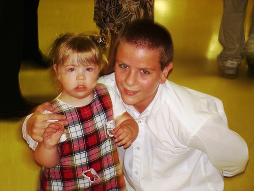 Jeune séminariste avec sa petite soeur Jeune séminariste avec sa petite soeur