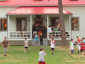 Petits séminaristes au jeu à Petit Cap (20 août 2010)