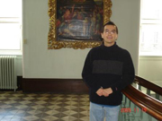 Julio devant le Grand Escalier du S�minaire