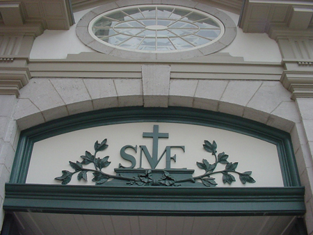 Sigle du Séminaire de Québec sur la porte cochère du Vieux-Séminaire