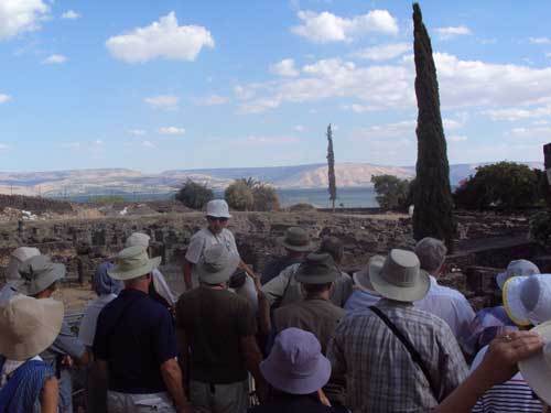 Pèlerins de la Carvane biblique 2013 aur le site de la synagogue de Caphranaum (Photo 23 octobre 2013 H.Giguère)