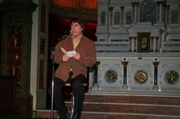 Robert Level intréprétant son chant à la Chapelle extérieure du Musée de l`Amérique française le 2 octobre 2008