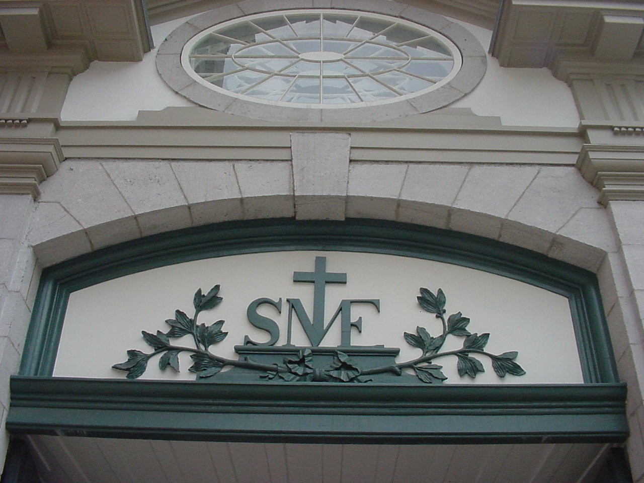 L'image SME qui se trouve au-dessus de la porte cochère du Vieux Séminaire